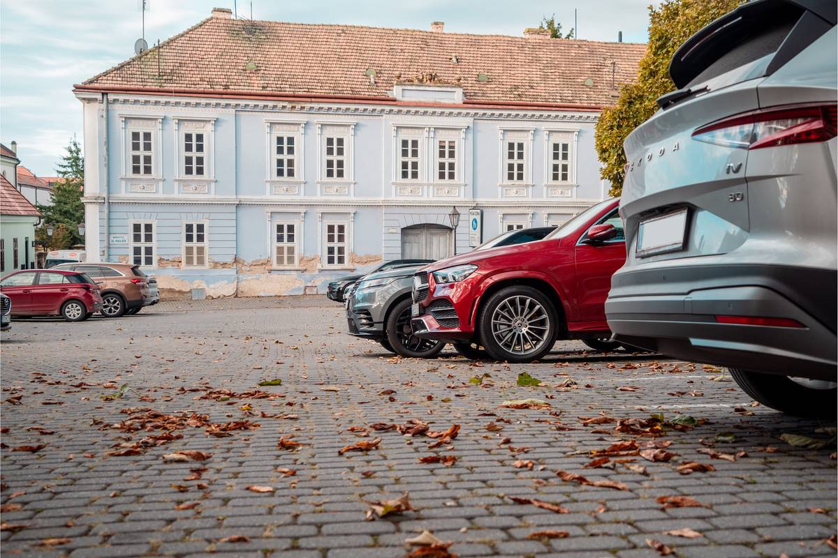 Prinášame vám sumár benefitov parkovania pre Trnavčanov aj ľudí bez trvalého pobytu v Trnave spolu s prehľadnými postupmi na ich uplatnenie. 

 

Výhody pre Trnavčanov

Ak máte trvalý pobyt vo vašej rezidentskej zóne (prípadne prechodný pobyt a TP v inej časti Trnavy), môžete získať parkovaciu kartu REZIDENT ZÓNY za 1 euro na celý rok. V rámci nej môžete čerpať viacero výhod: 
 

parkovanie na všetkých parkoviskách typu B bezplatne a bez limitu – stačí ak zaparkujete svoje vozidlo na ľubovoľnom parkovisku typu B a nič viac neriešite. Nie je potrebné kupovať žiaden parkovací lístok v nulovej hodnote. Evidenčné číslo vášho vozidla je evidované v systéme a pri kontrole bude vyhodnotené ako vozidlo s uhradeným parkovným v tejto zóne.


 30 minút parkovania zdarma každý deň v ktorejkoľvek zóne R (sídliská),v zóne D (parkoviská na Kollárovej pri okresnom úrade a pri parných kúpeľoch) alebo v zóne H (lokality s rodinnými domami, zatiaľ nie sú regulované) – je potrebné zakúpiť si 30-minútový bezplatný parkovací lístok cez webovú aplikáciu na adrese datamesta.trnava.sk.

UPLATNENIE BEZPLATNEJ POLHODINY:



Navštívte webovú adresu datamesta.trnava.sk.
Prihláste sa do sekcie Moja zóna (predpokladáme, že už máte zakúpenú parkovaciu kartu REZIDENT ZÓNY. Ak ešte nie, pozrite si postup pri registrácii na DataMesta).
Kliknite na tri vodorovné čiary v ľavom hornom rohu a zvoľte Parkovacie lístky.
Kliknite na zelené tlačidlo Parkovať.
Zvoľte si konkrétnu zónu, v ktorej chcete parkovať (môžete kliknúť aj na mapku, ktorá ukáže, v ktorej zóne sa práve nachádzate).
Vyplňte EČV a e-mail, ak chcete naň dostať potvrdenie o kúpe lístka.
Kliknite na modré tlačidlo BEZPLATNÉ.
Hotovo. Začalo sa čerpanie vašej bezplatnej polhodiny za daný deň.




 kredit na bezplatné parkovanie pre vašich návštevníkov vo vašej rezidentskej zóne v rozsahu 100 hodín ročne


 rezidenti, ktorí nevlastnia automobil, tiež majú nárok na kredit pre svoje návštevy. S kartou NÁVŠTEVA ZÓNY za 1 euro na celý rok im môžu cez webovú aplikáciu DataMesta poskytnúť až 150 hodín bezplatného parkovania ročne. Počet hodín je v tomto prípade vyšší – je to bonus zo strany mesta, pretože sami nezaťažujú verejné priestor vozidlami. 


 ľudia s ťažkým zdravotným postihnutím, a tiež rodičia detí s ŤZP majú k dispozícii kartu NÁVŠTEVA ZÓNY – ŤZP, vďaka ktorej získajú až 500 hodín ročne pre svojich opatrovateľov a iných návštevníkov.

         ČERPANIE KREDITOV PRE NÁVŠTEVY:



Otvorte webovú adresu datamesta.trnava.sk.
Prihláste sa do sekcie Moja zóna.
Kliknite na tri vodorovné čiary v ľavom hornom rohu.
Kliknite na Parkovacie karty.
Kliknite na 3 zvislé bodky vpravo vedľa názvu zóny.
Kliknite na Kredity.
Kliknite na šípku vpravo.
Kliknite na Čerpať kredit.
Zvoľte si konkrétnu zónu.
Zadajte EČV, dátum parkovania.
Zadajte Čas parkovania od – kliknite na hodinky vpravo, znamienkom + alebo – zvoľte dobu parkovania (minimálne 15 min).
Kliknite na tlačidlo Pridať.
Hotovo. Bezplatné parkovanie pre návštevu začína plynúť. Po zadaní parkovania pre návštevy vám príde potvrdzujúci e-mail.



Výhody pre osoby bez trvalého pobytu v Trnave
Aj tým, ktorí nie sú občanmi Trnavy, vyšla samospráva v ústrety, aby bolo pre nich parkovanie v meste jednoduchšie a dostupnejšie. Samozrejme, tieto možnosti sú k dispozícii aj Trnavčanom.
 

 cenový strop na celodenné parkovanie – ak parkujete v spoplatnenej zóne dlhšie, neplatíte hodinovú sadzbu, ale maximálny denný limit: 

zóny A a A1 = max 12 €,
zóny D a R (okrem R5) = max 8 €, 
zóny B, H a R5 = max 4 €.



Napríklad 24-hodinové parkovanie v Zóne R1 stojí namiesto 21,60 eur (24 h x 0,90 €) iba 8 eur.  
 

 parkovacia karta ABONENT – majiteľ karty si dobije kredit a uplatňuje ho na parkovanie svojho vozidla či vozidiel podľa potreby. Výhodou je, že tá