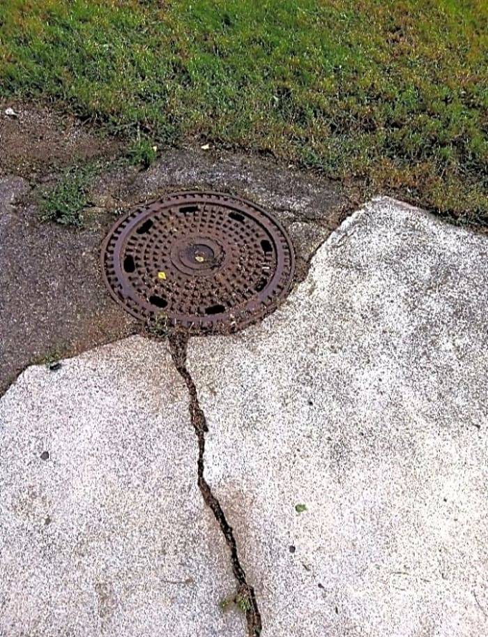 Technické služby nejsou správcem kanalizačních vpustí, Váš podnět předáme správci, tedy spol. MěVAK Jaroměř.