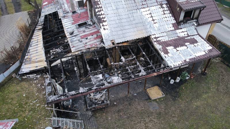 Se souhlasem vlastníků přinášíme fotodokumentaci požáru.
