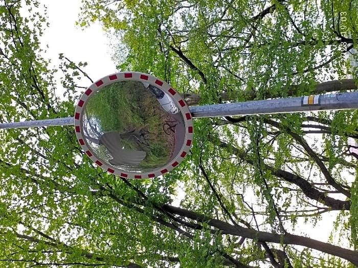 Dobrý den, pane Kopale, poškozené dopravní zrcadlo bylo vyměněno. Děkujeme za Váš podnět. S pozdravem, Daniel Rak.