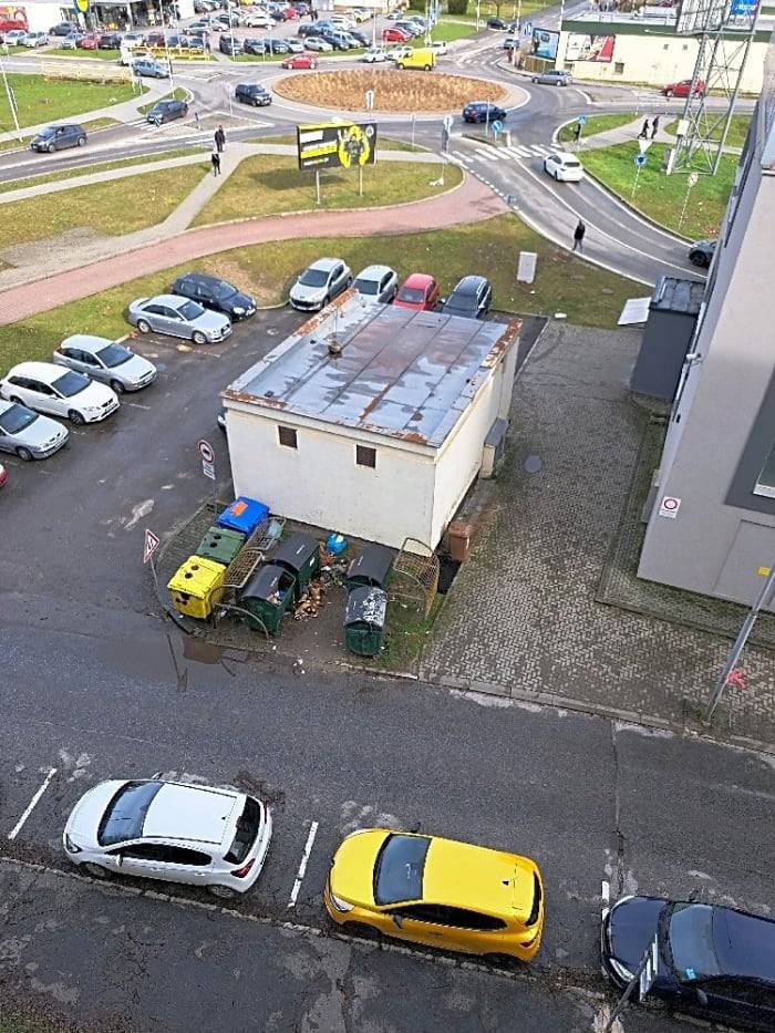 Dakujeme za Váš podnet, príslušné stojisko dáme vyčistiť v priebehu 9. týždňa.