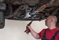 Mírným únikům oleje z agregátu se po tolika letech nelze divit.