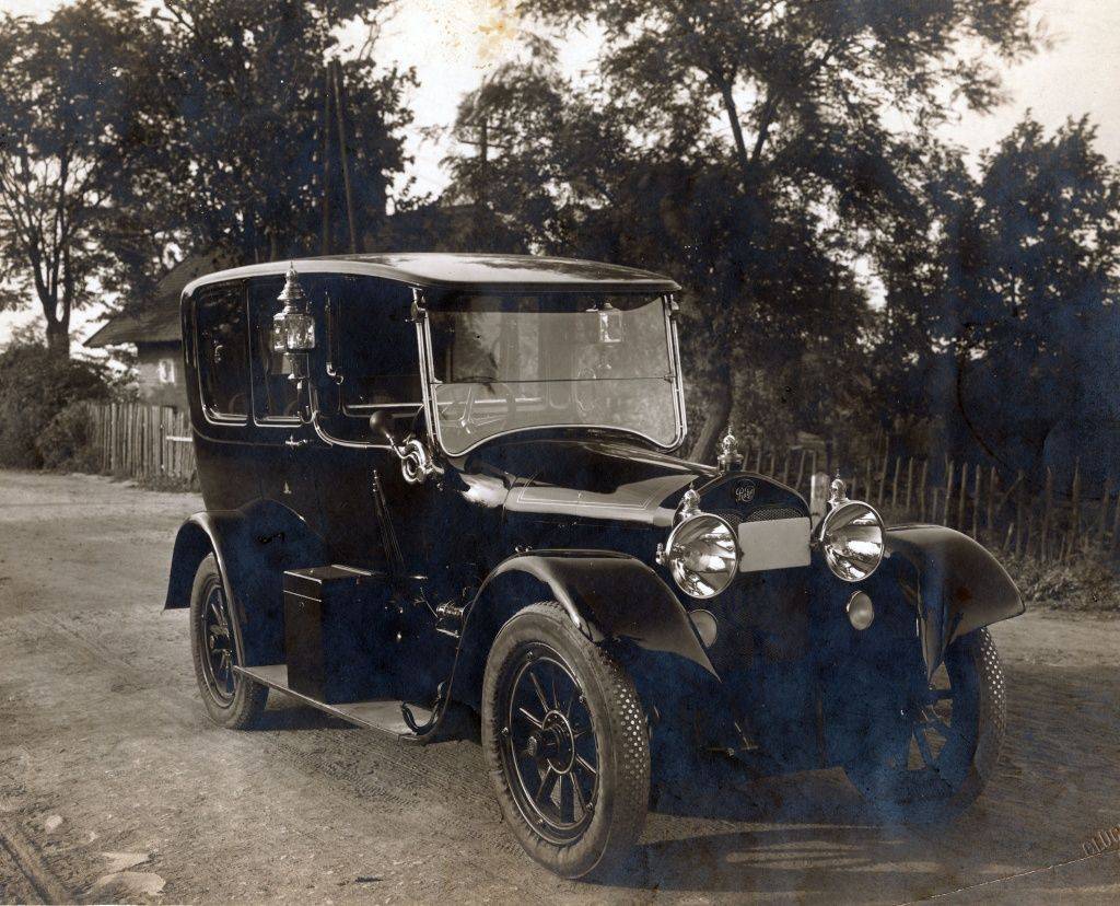 Rába Grand, osobní automobil, který v Maďarsku vyráběli na základě licence Pragy. Ta obsahovala i menší Alfu, jejíž výroba ale nikdy nezačala, a nákladní model V.