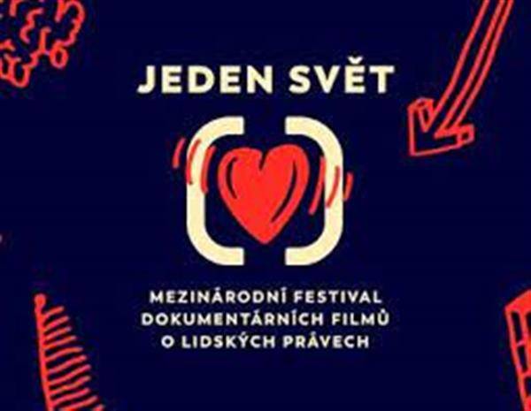 Jeden svět, největší mezinárodní dokumentární filmový festival s tematikou lidských práv na světě, se v Pelhřimově uskuteční již poosmé – letos s mottem „Cena bezpečí“. Od 24. do 26. března vás zveme do salonku Hotelu Slávie na mimořádně aktuální a poutavé dokumenty. Po projekcích následují debaty s odborníky a zajímavými osobnostmi. Záštitu nad festivalem převzali zmocněnkyně vlády pro lidská práva Klára Šimáčková Laurenčíková a místostarosta Města Pelhřimova Karel Kratochvíl.