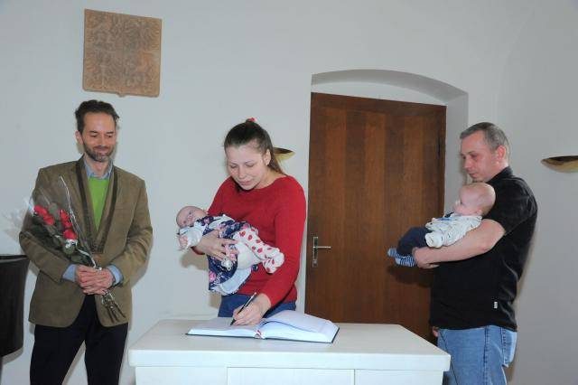 Ve středu 29. března proběhlo v obřadní síni Chodovské tvrze další vítání nových občánků, tentokrát za účasti radního Michala Veselského
              Číst dál...
