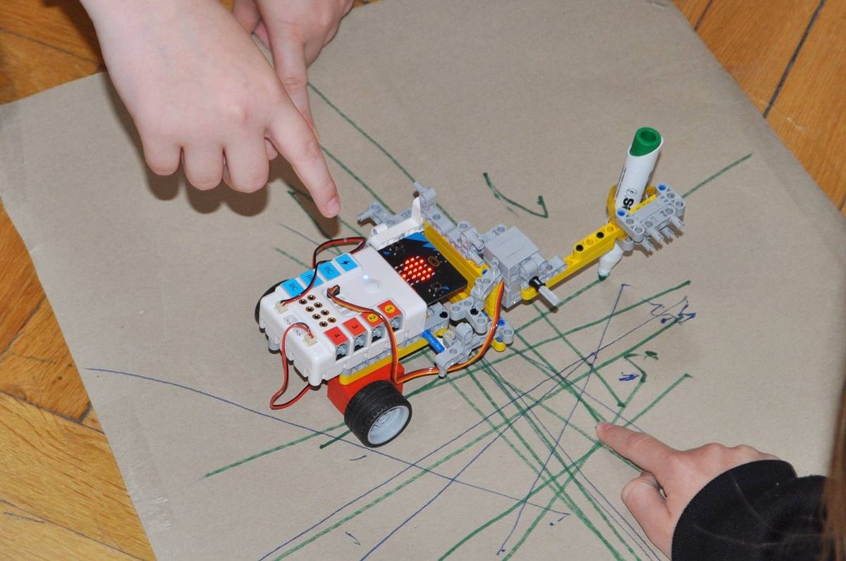 Týmy žáků druhého stupně ZŠ Na Valech a jeden tým ze ZŠ U Stadionu v Litoměřicích se dnes utkaly v konstrukci a programování robotů postavených ze stavebnice. Jejich úkolem bylo připravit svého robota tak, aby dokázal splnit zadané úkoly.
Číst dál...