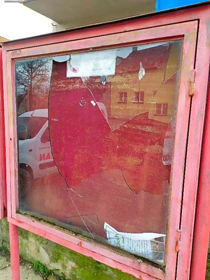 Dobrý den,
sklo v nástěnce je vyměněné.
S pozdravem
R. Jašková