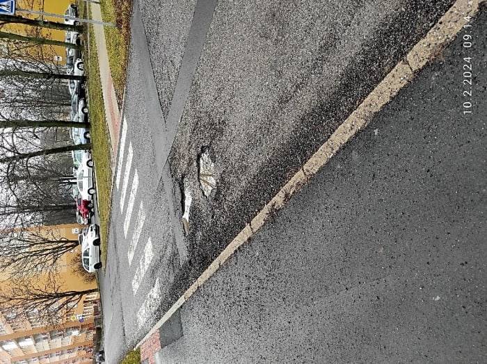 Dobrý den, byla provedena provizorní oprava výtluku.