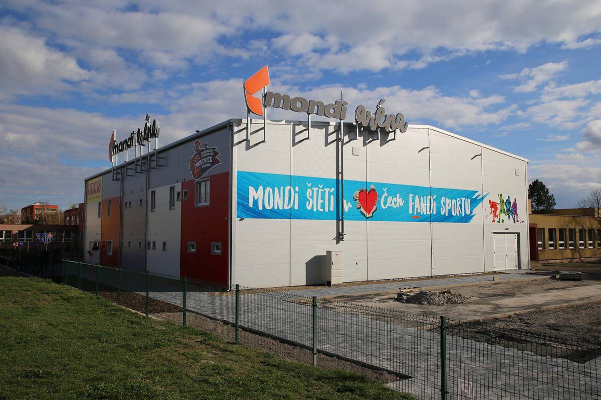 Včera byla na roudnickém sídlišti slavnostně otevřena nová sportovní hala "MONDI aréna". Společný projekt krytého sportoviště pro basketbal i další pohybové aktivity je společnou investicí Basketbalové akademie 2006, Mondi Štětí a.s. a Města Roudnice nad Labem. Kromě samotné sportovní plochy montovaná hala nabízí prostor více než stovce diváků. V zázemí pak kromě šaten nechybí ani posilovna, občerstvení či ubytovací kapacity.

Roudnická Basketbalová akademie je ojedinělým projektem, který již od roku 2006 pod dohledem mnoha kvalifikovaných trenérů a asistentů rozvíjí talenty mladých sportovců. Sdružuje stovky dětí úspěšně soutěžících napříč všemi věkovými kategoriemi. K tomu však potřebuje i odpovídající zázemí. Z iniciativy prezidenta klubu Jaroslava Pazourka tak vznikl projekt nové sportovní haly za více než dvacet milionů korun, spolufinancované šestimilionovými příspěvky jak firmy Mondi Štětí a.s., tak Města Roudnice nad Labem. Díky této dohodě mohla být v létě 2022 zahájena výstavba. Nová montovaná sportovní hala na městském pozemku v sousedství dopravního hřiště u ZŠ Školní byla dokončena letos v únoru. Nabízí prostor třiceti aktivním sportovcům, hlediště pro až 140 sedících diváků a zázemí se třemi šatnami, posilovnou, občerstvením i čtyřmi pokoji o celkové kapacitě 26 lůžek.

Přečtěte si více na městských webových stránkách...