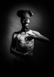 Písničkář Kittchen. Ukázka z výstavy fotografií Vojtěcha Vlka nazvané Masked Musicians, která je od 8. května do 7. června k vidění v pražském klubu Rock Café.