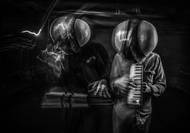 Britské duo I Monster. Ukázka z výstavy fotografií Vojtěcha Vlka nazvané Masked Musicians, která je od 8. května do 7. června k vidění v pražském klubu Rock Café.