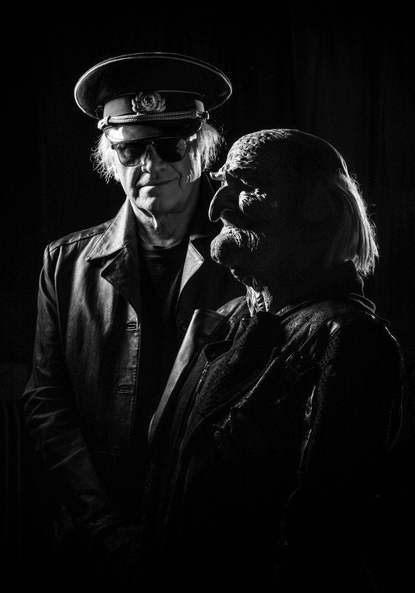 Člověk a maska v jejích nejrůznějších podobách. Fenomén prolínající se celou historií lidstva dlouhodobě zkoumá portrétní fotograf Vojtěch Vlk. Jeho nejnovější výstava v pražském klubu Rock Café se zaměřuje na masky v hudbě. Na tomto snímku je Michael Kocáb.