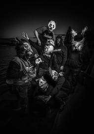 Zooblasters. Ukázka z výstavy fotografií Vojtěcha Vlka nazvané Masked Musicians, která je od 8. května do 7. června k vidění v pražském klubu Rock Café.