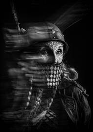 Zpěvačka Jana Uriel Kratochvílová. Ukázka z výstavy fotografií Vojtěcha Vlka nazvané Masked Musicians, která je od 8. května do 7. června k vidění v pražském klubu Rock Café.