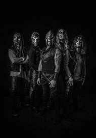 Dymytry. Ukázka z výstavy fotografií Vojtěcha Vlka nazvané Masked Musicians, která je od 8. května do 7. června k vidění v pražském klubu Rock Café.