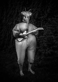 Petr Nikl. Ukázka z výstavy fotografií Vojtěcha Vlka nazvané Masked Musicians, která je od 8. května do 7. června k vidění v pražském klubu Rock Café.