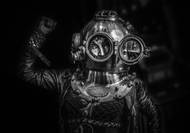 Zpěvačka Jana Uriel Kratochvílová. Ukázka z výstavy fotografií Vojtěcha Vlka nazvané Masked Musicians, která je od 8. května do 7. června k vidění v pražském klubu Rock Café.