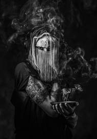 DJ Cesar Chunk. Ukázka z výstavy fotografií Vojtěcha Vlka nazvané Masked Musicians, která je od 8. května do 7. června k vidění v pražském klubu Rock Café.