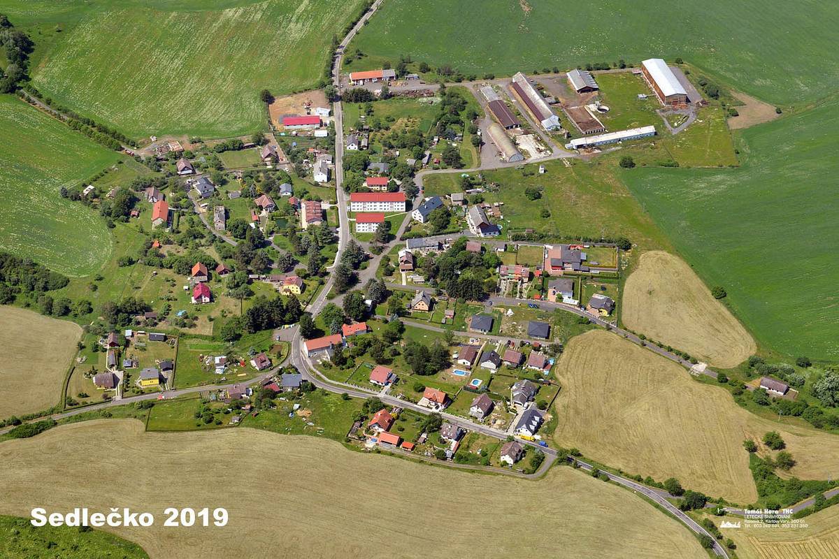 Vážení občané,
 


dovolte mi Vás tímto informovat o blížící se realizaci opravy povrchu místních komunikací v Sedlečku.


 
Dle informací od zhotovitele by mělo v následujících dnech dojít k demontáži dožilých silničních obrub a žlabů pod menším bytovým domem. Navazovat pak bude lokální frézování asfaltového krytu, vyrovnávky a pokládka nového asfaltového krytu. Žádáme Vás o minimalizaci parkování vozidel na návsi při průběhu těchto prací tak, aby mohly tyto práce proběhnout bez komplikací v co nejkratší možné době.


 
Děkuji za spolupráci a pochopení.
 


Josef Fiala
starosta obce
