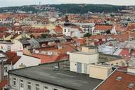 Proč tedy nejsou zelené střechy na více místech v Praze? V některých místech za tím může stát odmítavý postoj památkové péče, jinde finanční náročnost nebo obavy o to, že by budova neunesla nálož na střeše navíc z hlediska statiky.