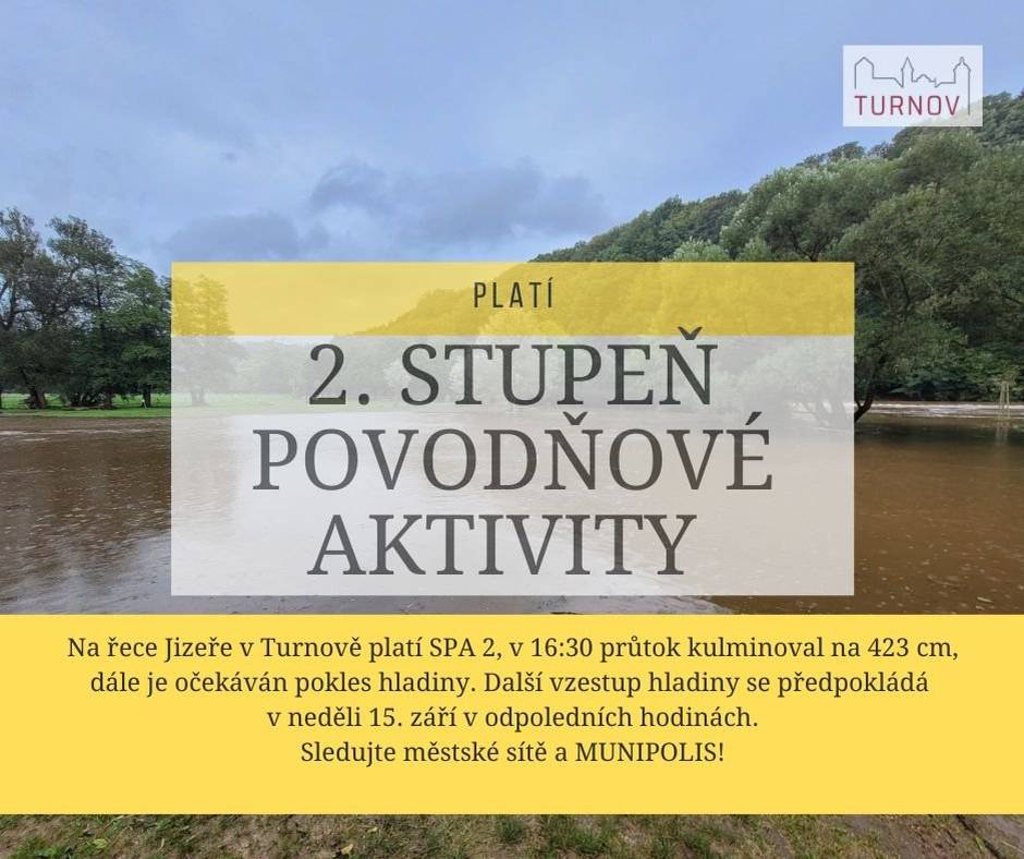 Vážení spoluobčané,
po jednání povodňové komise shrnujeme aktuální stav a informace, které máme k dispozici.
V sobotu 14. září v 16:30 došlo v Turnově ke kulminaci průtoku vody v Jizeře, a to na 423 cm. Další predikce předpokládá pokles hladiny, reálný je i pokles na SPA 1. Další možný vzestup by mohl nastat během zítřejšího odpoledne s kulminací v noci na pondělí. Situaci nadále monitorujeme, budeme vás informovat. Aktuální změny můžete sledovat na portálu Českého hydrometeorologického ústavu, nebo situace Železném Brodě, případně na portálu Povodí Labe.
Na webu i facebooku města jsou k nahlédnutí fotografie z kulminace Jizery v Loužku, Dolánkách, v centru města i Nudvojovicích.
Doplňujeme, že od rozsáhlých povodní v letech minulých byla přijata zásadní protipovodňová opatření na toku Jizery (prohloubení koryta v Turnově či přestavba jezu). Sklopný jez funguje automaticky, stejně jako se dělo při povodních během Vánoc 2023.
Preventivně byla naplněna zatím dostatečná zásoba pytlů s pískem, část již byla distribuována do nejpotřebnějších míst podél toku Jizery. Připraveny jsou další, rezerva existuje i pro další plnění. Distribuci provádí jednotka turnovských hasičů. Za významnou pomoc děkujeme Technickým službám Turnov i jednotkám dobrovolných hasičů. Pro informaci, stanice Turnov HZS Libereckého kraje posílila na plný stav. Pohotovost má i Policie ČR a Městská policie Turnov. 
V nedělních dopoledních hodinách přineseme další informace k vývoji povodňové situace a dalším krokům. Opakujeme výzvu k opatrnosti při pohybu v okolí Jizery, ale také k omezení pohybu v lesích a parcích. Evidujeme vysoký počet spadlých nebo poškozených stromů. 
V případě potřeby se obracejte na telefon povodňové komise: 603 462 638 (v provozu 24/7). Je k dispozici také pro další dotazy spojené s povodňovým stavem. V případě krizových situací se obracejte na kontakty integrovaného záchranného systému 150, 155, 158 nebo 112. 
Vaše město Turnov