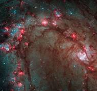 Následky zrození hvězdy v blízkosti galaxie M83.