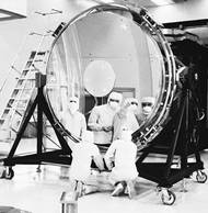 Společný projekt Národního úřadu pro letectví a vesmír (NASA) a Evropské vesmírné agentury (ESA) dostal jméno po americkém astronomovi Edwinu Hubbleovi (1889 až 1953).