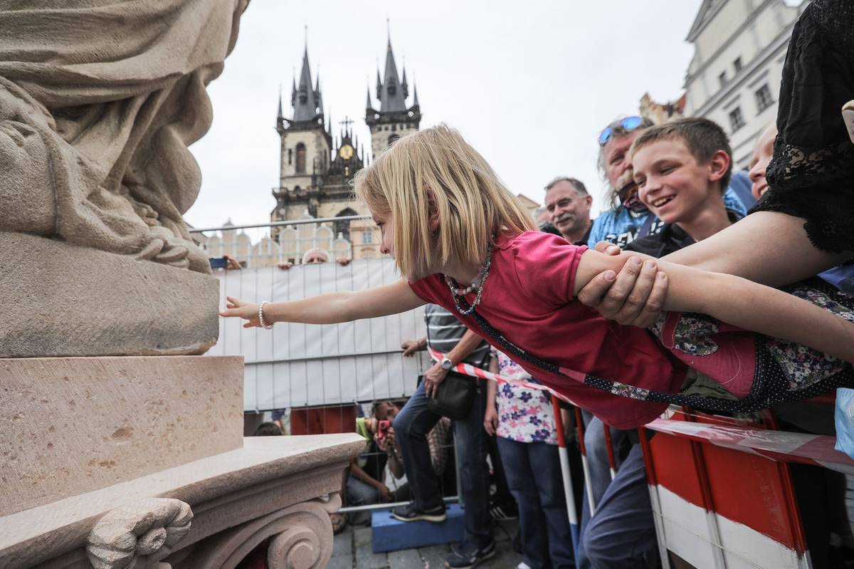 Nadšení přihlížejících bylo slyšitelné i viditelné, stejně jako zvědavost dětí.