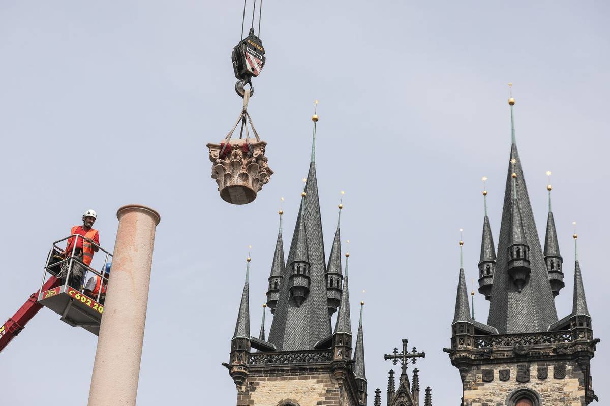 Podstavec pak putoval na připravený sloup.