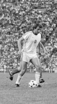 Stoper Libor Radimec zažil v Moskvě největší úspěch kariéry. Slavné jméno ostravského Baníku si prožilo vlastní pohádku. Radimec totiž začínal v rourovně v železárnách ve Vítkovicích, měl služby od šesti do dvou. Odpoledne si chodíval kopnout s vítkovickým týmem a nakonec si ho vytáhli do áčka. Místo rukama se začal živit nohama.