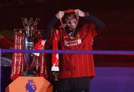 Současný trenér Reds Jürgen Klopp, který tým převzal v roce 2015 a loni s ním vyhrál Ligu mistrů, s trofejí a medailí pro šampiony Premier League.