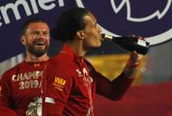 Opěvovaný obránce Virgil van Dijk slaví se šampaňským
