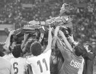 Euforie ze zlatých medailí byla obrovská, takhle hráči vyhazovali do vzduchu trenéra Františka Havránka.