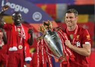James Milner s trofejí.