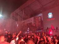 O to více se slavilo před stadionem, kde se fanoušci sešli už v průběhu utkání.