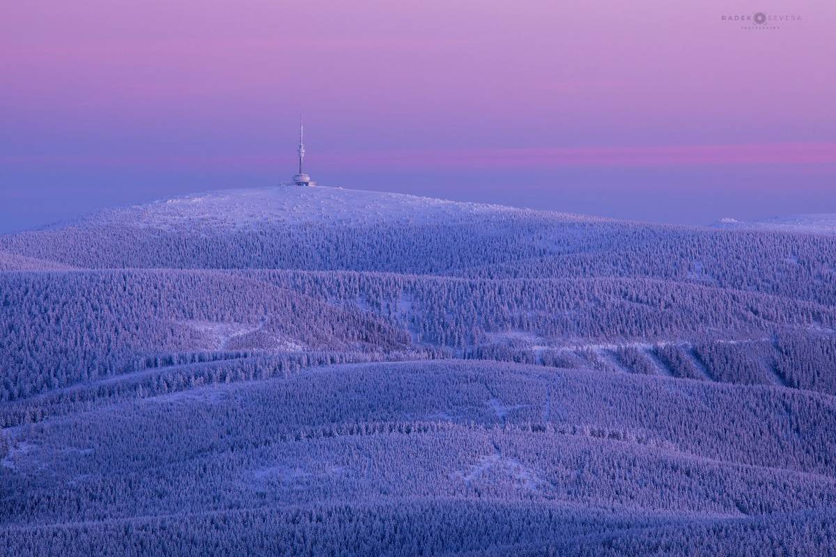 Takovou krásu, jakou zachycují fotografie Radka Severy, uvidí na vlastní oči málokdo. Jeseníky před východem slunce jsou naprosto úžasné. Jenže abyste to prožili na vlastní kůži, musíte tomu něco obětovat a také vědět, kdy bude to správné počasí.