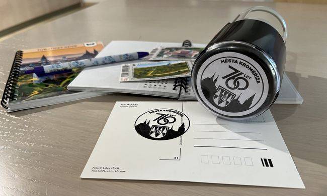 Návštěvníci i obyvatelé Kroměříže si mohou z Turistického informačního centra odnést zajímavou památku na letošní rok oslav 760 let trvání města. „K dispozici jim tu je unikátní turistické razítko vyrobené speciálně pro tuto příležitost. V turistickém informačním centru v Prusinovského ulici bude dostupné do konce letošního roku,“ poznamenal radní Jiří Kašík, který má na starost kulturu a cestovní ruch.