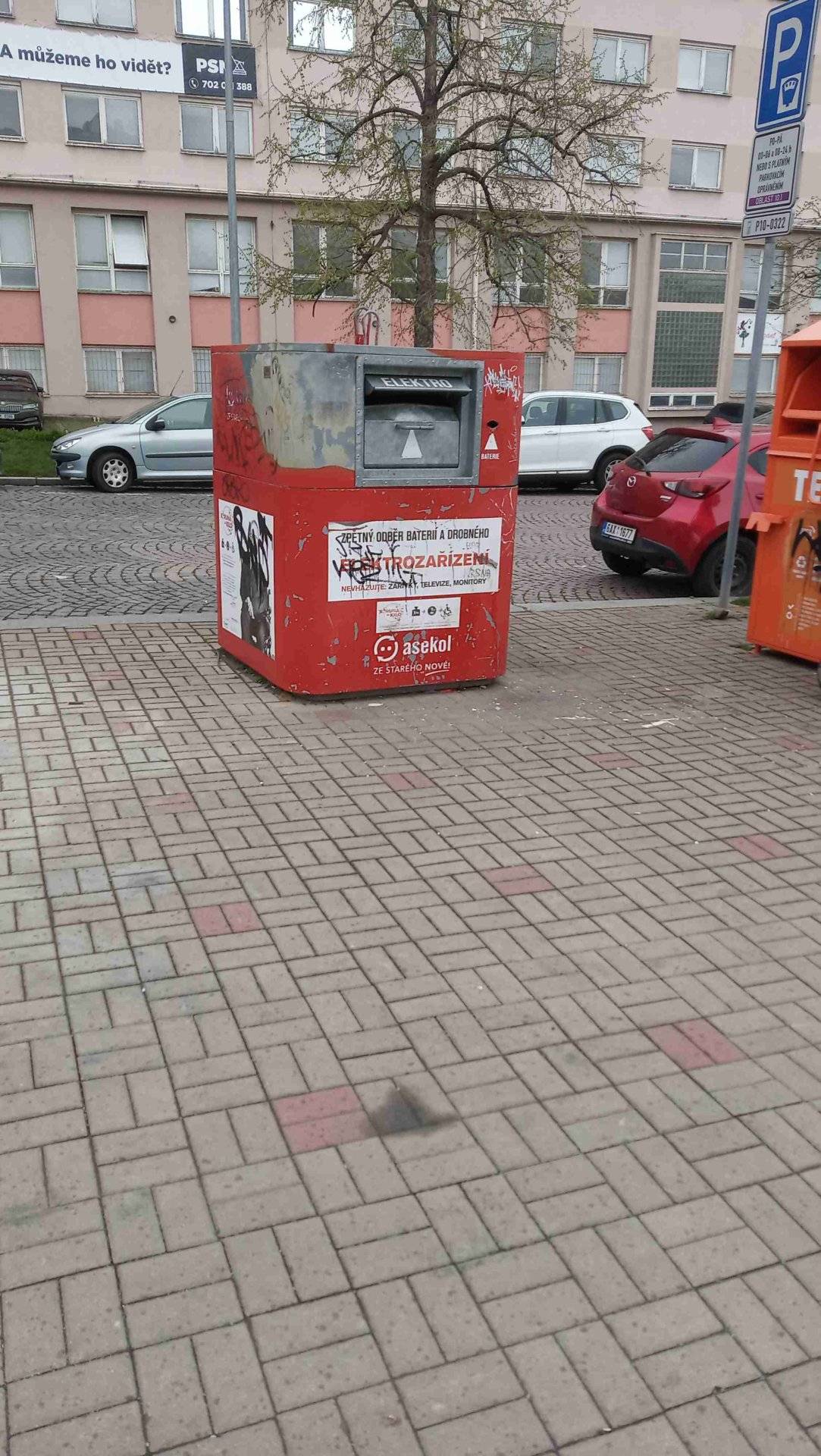 Oldožené odpady byly odstraněny.

Ing. Roman Kaštovský
vedoucí referátu čistoty
Oddělení městské zeleně a čistoty - Odbor životního prostředí
 
Telefon: 267 093 365
Mobil: +420 736 499 364
E-mail: roman.kastovsky@praha10.cz
www.praha10.cz; www.verejneprostory.cz  
 
Úřad městské části Praha 10
Vršovická 1429/68
101 38 Praha 10