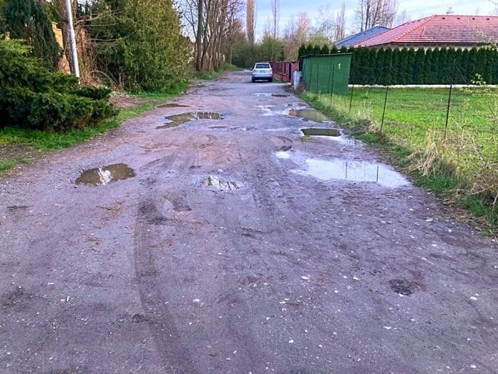 Podnět jsme přijali k řešení. DŮLEŽITÉ UPOZORNĚNÍ: Od 1. ledna je HLÁŠENÍ ZÁVAD nově prostřednictví mobilní aplikace města KOLÍN V MOBILU. Více informací naleznete zde: https://www.mukolin.cz/hlaseni-zavad/d-17906. Pro hlášení závad již NEPOUŽÍVEJTE aplikaci společnosti Munipolis. Děkujeme za pochopení.