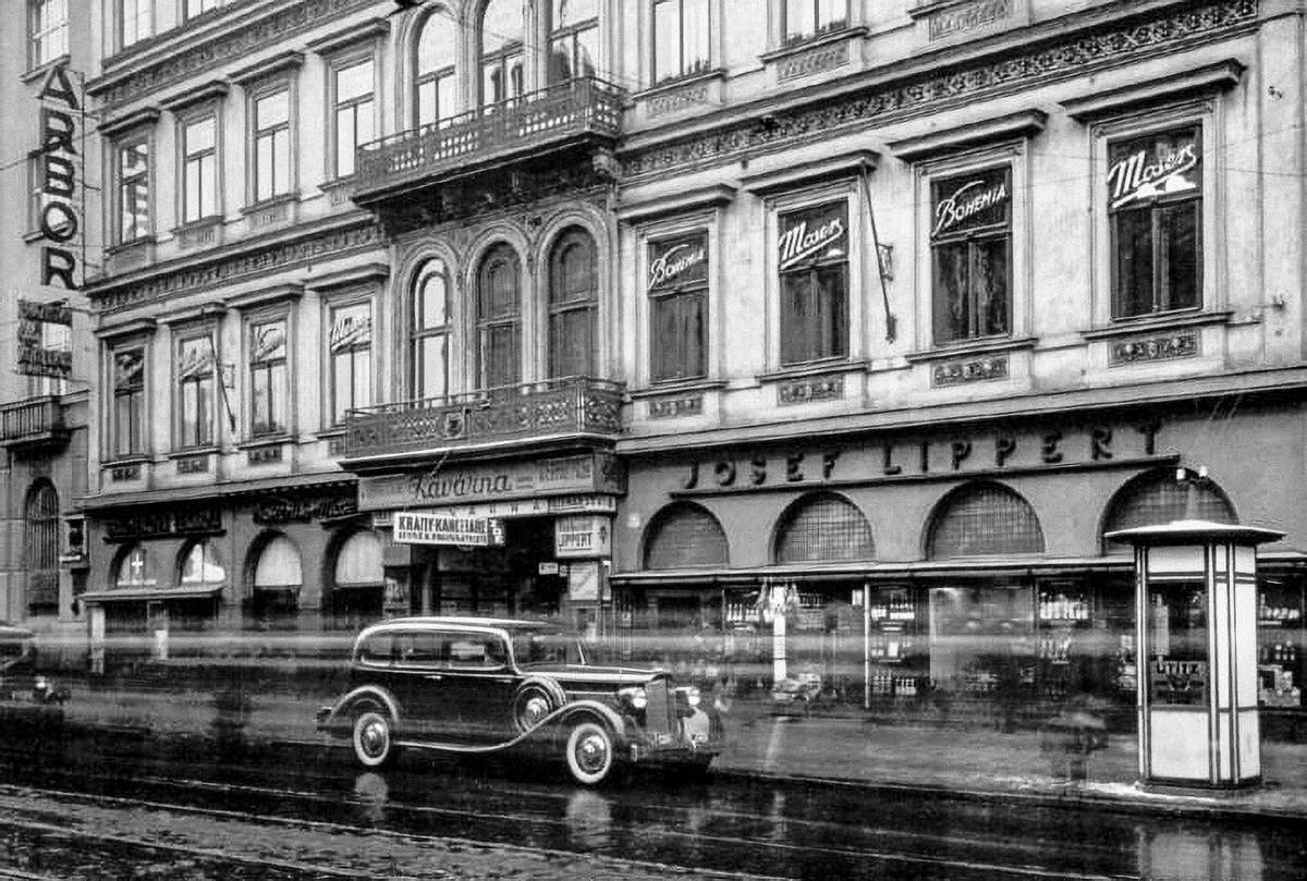 Připomeňte si v této galerii, jak vypadaly vyhlášené cukrárny a lahůdkářství v Praze koncem 19. století a během první republiky. V březnu totiž uplynulo 130 let, kdy bylo otevřeno známé pražské lahůdkářství podnikatele Josefa Lipperta.