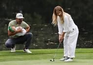 Také Jihoafričan Erik van Rooyen pustil v tréninkovém kole manželku Rose k úderům.