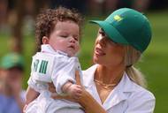 Synka má v Augustě i Harold Varner, tady je v náručí manželky Amandy.