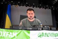 Ukrajinský prezident Volodymyr Zelenskyj hovoří k návštěvníkům Glastonbury.