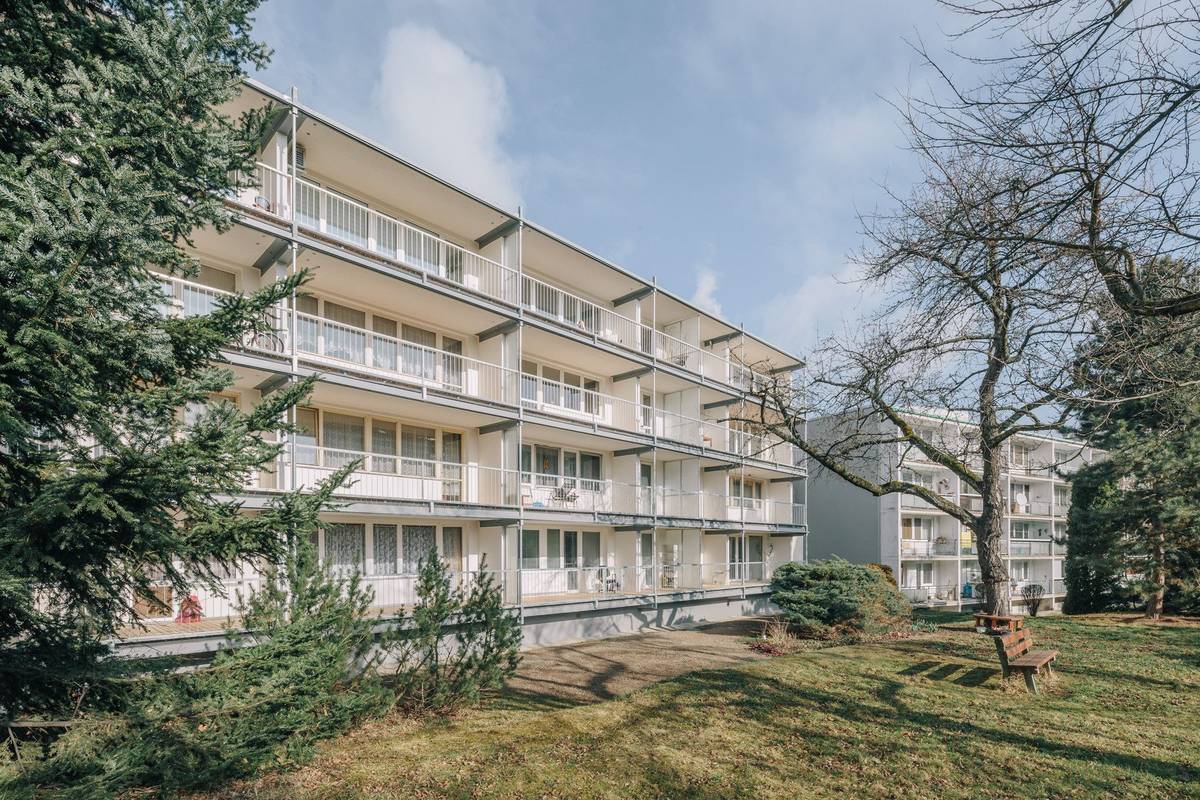 Panelový dům v pražské Hostivaři je díky rekonstrukci lepším místem pro život. Studio re:architekti opravilo šedesát let starou fasádu a rozšířilo lodžie s výhledem do parku.