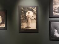 Pohled do výstavní síně Muzea města Ústí nad Labem, kde právě probíhá výstava fotografií Karla Chotka.