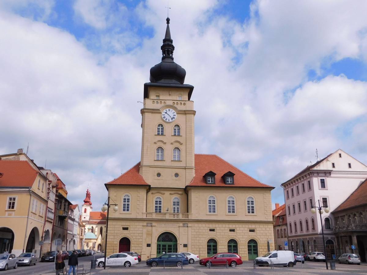 Město Žatec mění způsob přijímání žádostí o pronájem bytů. I nadále bude rozhodovat o přidělení rada města po předchozím projednání bytovou komisí, a to na základě stanovených kritérií. Nový postup má být ale pružnější a žadatelé se výsledek dozví dříve.
Upravený způsob přijímání žádostí platí už nyní, tedy u bytů, které jsou nabízení na úřední desce městského úřadu (Radnice/Úřední deska/Pronájem majetku).
Až dosud se městské byty přidělovaly tak, že městský úřad dlouhodobě evidoval žádosti obyvatel a po uvolnění bytu vybíral ze zapsaných žádostí.
Nyní se postupuje tak, že se zveřejňuje zvlášť nabídka na každý volný byt. Žádosti o pronájem se přijímají přímo na něj, ale jen po omezenou dobu. Takže zhruba do dvou měsíců bude rozhodnuto a každý žadatel bude vědět, zda uspěl, či nikoliv.
Podrobnosti o jednotlivých nabízených bytech, včetně formulářů a podmínek pronájmu, jsou uváděny v materiálech zveřejněných na úřední desce městského úřadu v sekci Pronájem majetku. (kas)