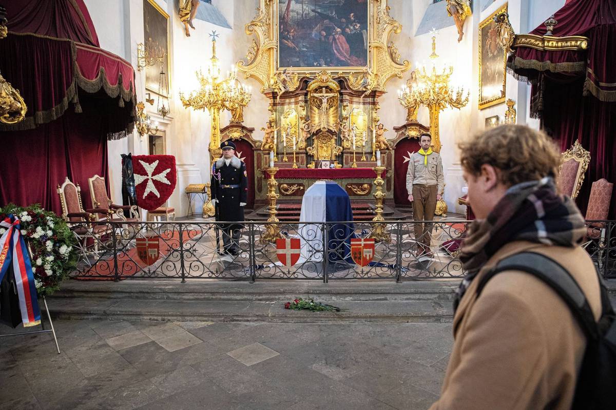 Za první hodinu navštívilo kostel 320 lidí. Veřejnost má tuto možnost až do pátku, vždy od 12 do 22 hodin.