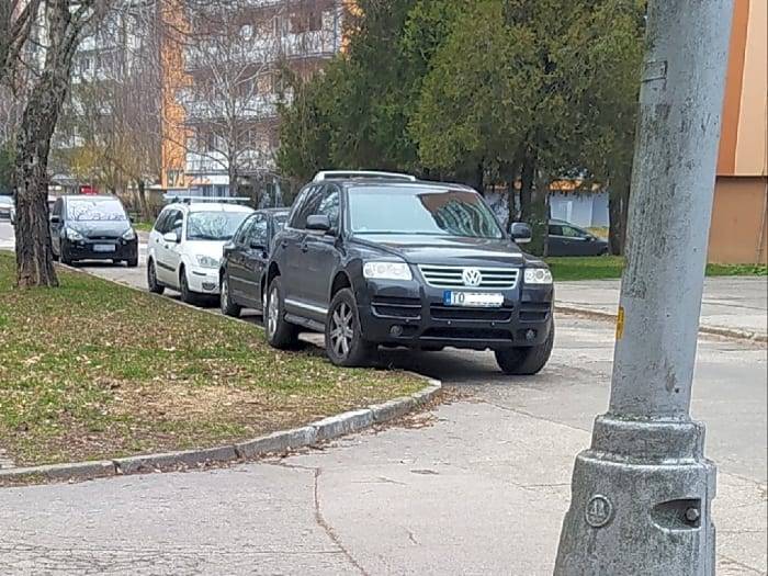 Dobrý deň, ďakujeme za príspevok. Mestská polícia bude vykonávať častejšiu kontrolu v predmetnom úseku. Pre Vašu informáciu, mesto Topoľčany rozširuje reguláciu parkovania aj na sídlisku F a v tejto časti cesty je navrhnuté zjednosmernenie s vyznačením parkovacích miest, pre zákonné státie  vozidiel.