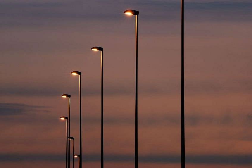 Vážení občané, 
  v důsledku chybějícího rozvaděče pro řízení nového věřejného osvětlení a kolizi v termínu s přepojením nového vedení NN bude ode dneška do cca 13.2. nefunkční osvětlení směrem k dálnici, v Jihlavské a na Klepáčku. Žádáme Vás o zvýšenou opatrnost a pochopení. Problém nastal v projektování veřejného osvětlení.