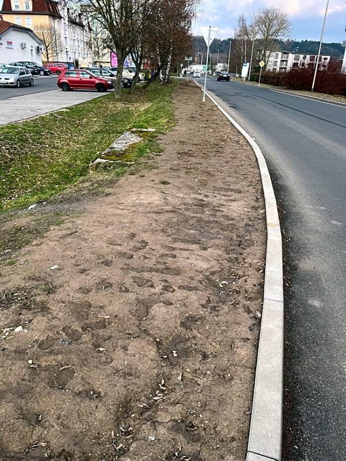 Dobrý den,  firma dělající nový povrch silnice po dokončení realizace zavezla tento prostor  kvalitní zeminou a osázela trávou. Bohužel se tato část začala občany využívat jako chodník a travnatou plochu to nyní nepřipomíná  ani zdaleka. V těchto místech se tedy opravdu nejedná o chodník. Děkujeme za podnět.